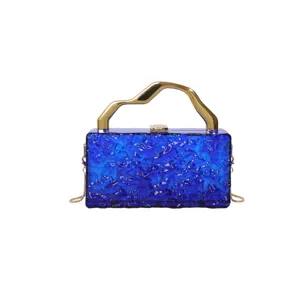 Borsa a mano pochette in acrilico testurizzato blu con manico dorato e catena per donne.