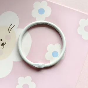 Anneau de reliure en métal blanc porte-clés à feuilles mobiles accessoire DIY pour loisirs.