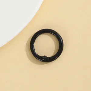 Detailopname van zwarte veerring, close-up van duurzame DIY hardware accessoire connector.