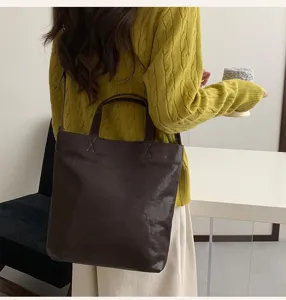 Korean minimalist solid color large capacity faux leather shoulder tote bag detail view.