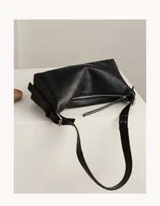 Detail view of the retro genuine leather hobo pillow shoulder bag with metal zipper.