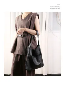 Simple retro large capacity women's shoulder bag, fashion commuting leather tote.