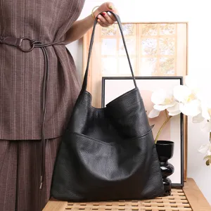Minimalist vintage large capacity black leather shoulder tote bag for women daily commute.