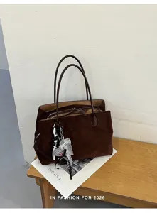 Stijlvolle bruine suède vintage schoudertas, elegante dames shopper handtas voor herfst winter.