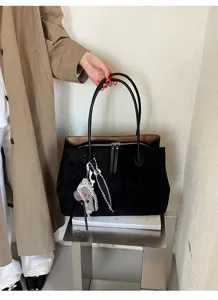 Zwarte suède schoudertas voor dames, stijlvolle retro design tas voor de dagelijkse look.