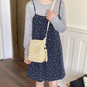 Bolso cruzado de paja tejida informal con borla y cuenta de madera para uso diario femenino.
