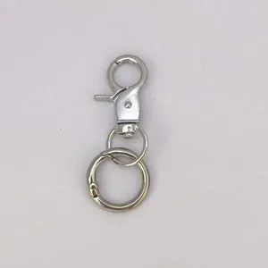 Detalle de herrajes mosquetero llavero de metal plateado y anillo para accesorios de bolso DIY