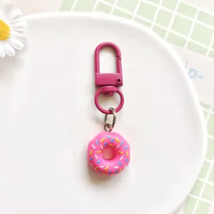 Close-up van de schattige roze donut sleutelhanger met prachtige harsvoedseldetails.