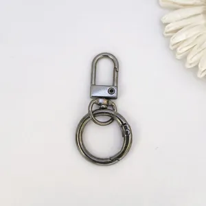Metalen veer sleutelhanger sluiting detail, zinklegering karabijnhaak met ronde ring.