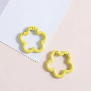 Nahaufnahme gelber Blumen-Federkarabiner für DIY-Schlüsselanhänger, Taschen und Handycharts.
