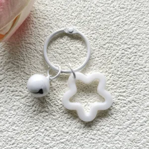 Witte acryl holle ster sleutelhanger met kleine belletje hanger voor tas decoratie.