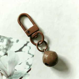 Portachiavi moschettone girevole marrone con campanello 14mm per accessori borse fai da te.