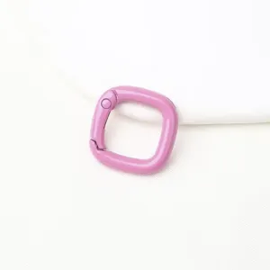 Detail van paarse vierkante metalen veergesp voor DIY tas accessoires en knutselprojecten.