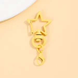 Gele ster sleutelhangers karabijnhaak draaibare haak DIY accessoire detailweergave.