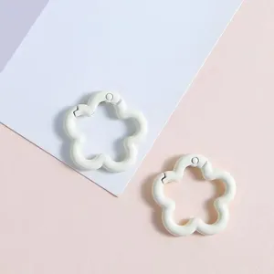 Weißer Blumen Feder Karabiner Haken Legierung DIY Schmuck Zubehör für Schlüsselanhänger Tasche