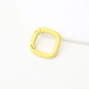 Detail van gele vierkante veergesp voor DIY-sieraden, tassenaccessoires en sleutelhangers.