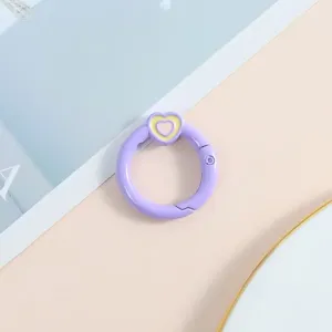 Vista detallada del cierre de resorte con corazón púrpura, conector DIY para llavero bolso