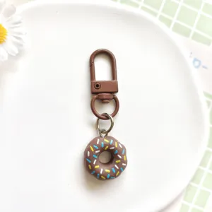 Leuke bruine donut sleutelhanger simulatie voedsel tas hanger gedetailleerd aanzicht.