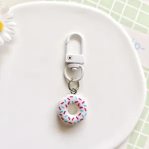 Schattige donut sleutelhanger met witte U-vormige sluiting, leuke tas accessoire hanger.