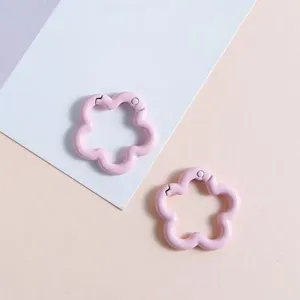 Nahaufnahme von hellrosa blumenförmigen Federringen für DIY Schmuck und Tasche Zubehör