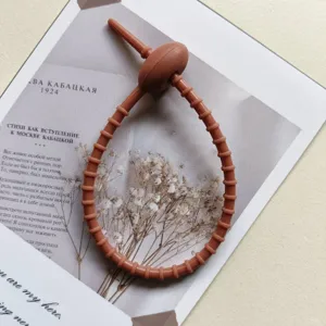 Bruine siliconen kabelbinder flexibele wikkelaar tas charm decoratie accessoire.
