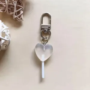 Primo piano del dettaglio del portachiavi a cuore trasparente con glitter e chiusura.