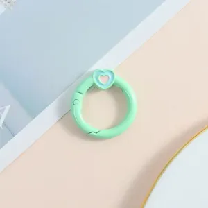Mosquetón de resorte con corazón verde pastel para llaveros DIY, dijes de bolsos y accesorios