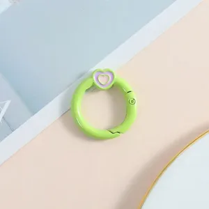 Primer plano detallado de la hebilla de resorte de corazón verde claro accesorio.