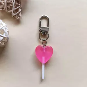 Dettaglio portachiavi lecca lecca cuore rosa, ciondolo caramella in resina per borse e chiavi.