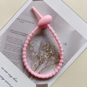 Roze siliconen kabelbinder verstelbare oproller sleutelhanger decoratief accessoire.