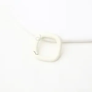Detailopname witte vierkante veerring, legering tassen gesp en DIY sleutelhanger accessoire.