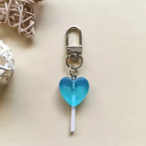 Dettaglio portachiavi lecca-lecca a cuore, dolce ciondolo borsa caramella trasparente.