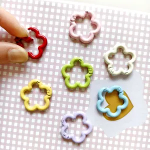 Bunte Blumen-Federringe aus Legierung für DIY-Schmuck, Schlüsselanhänger und Taschenzubehör.