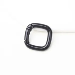 Zwarte vierkante veerring metalen karabijnhaak detailweergave voor tassen en accessoires.