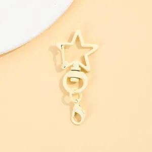 Snoepkleurige ster sleutelhanger detail, legering draaibare haak DIY accessoire.