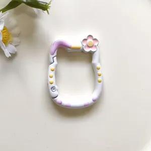 Primo piano dettagliato del grazioso moschettone a molla in metallo a forma di gatto con fiore.