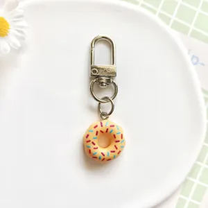 Leuke donut sleutelhanger met metalen sluiting, schattige tasbedel voor dagelijks gebruik.