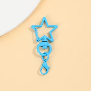 Detail van blauwe ster draaibare sleutelhanger, legering karabijnhaak DIY accessoire.