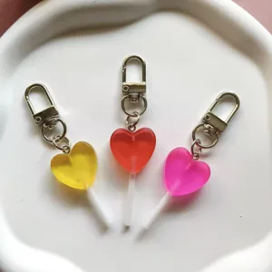 Primo piano di portachiavi a caramella cuore traslucido, simpatico accessorio per borsa.