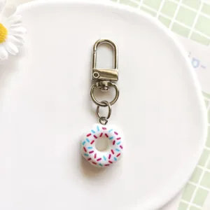 Leuke donut sleutelhanger detailopname, simulatie voedsel bedel hanger voor tassen en accessoires.