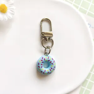 Blauwe donut sleutelhanger detail, schattige gesimuleerde voedsel hanger voor tas.
