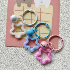 Acryl holle vijfhoekige ster bel sleutelhanger detailopname in pastelkleuren leuk ontwerp.