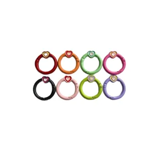 Anillos de resorte redondos con corazón, llavero de metal pintado mosquetones colgantes DIY.