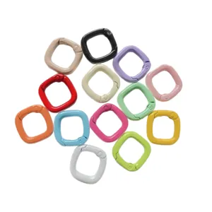 Kleurrijke vierkante veergespen van legering, metalen ringen voor tassen en DIY sieraden.