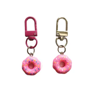 Schattige roze donut sleutelhanger set met metalen U-vormige sluiting, creatieve tasaccessoire.