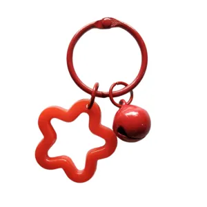 Rode acryl holle ster sleutelhanger met metalen ring en bel voor leuke tasbedel hanger.