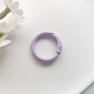 Detail view of the light purple metal spring ring, perfect for bags and keychains.