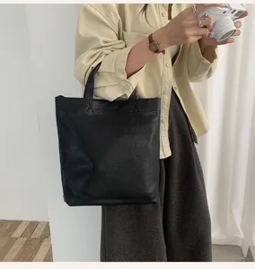 Detail view of the minimalist black PU leather tote bag, perfect for daily commuting.