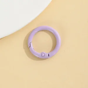 Paarse zinklegering veerring sluiting, close-up van DIY accessoire, gladde metalen ronde gesp.