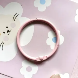Anneau de classeur en métal rose 45mm, vue détaillée pour accessoire de bricolage DIY.